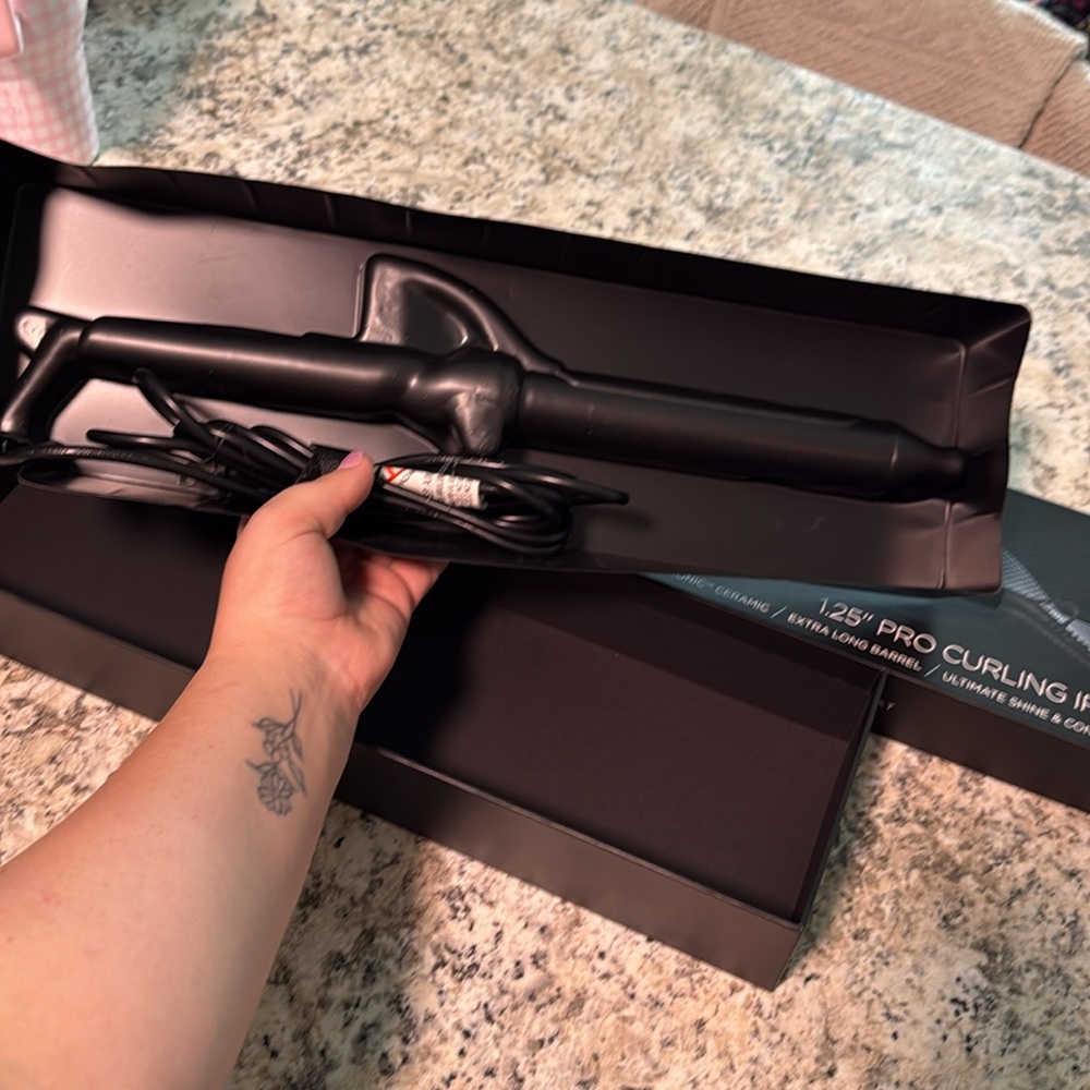 Bio ionic 1.25” pro curling iron - Picture 8 of 14